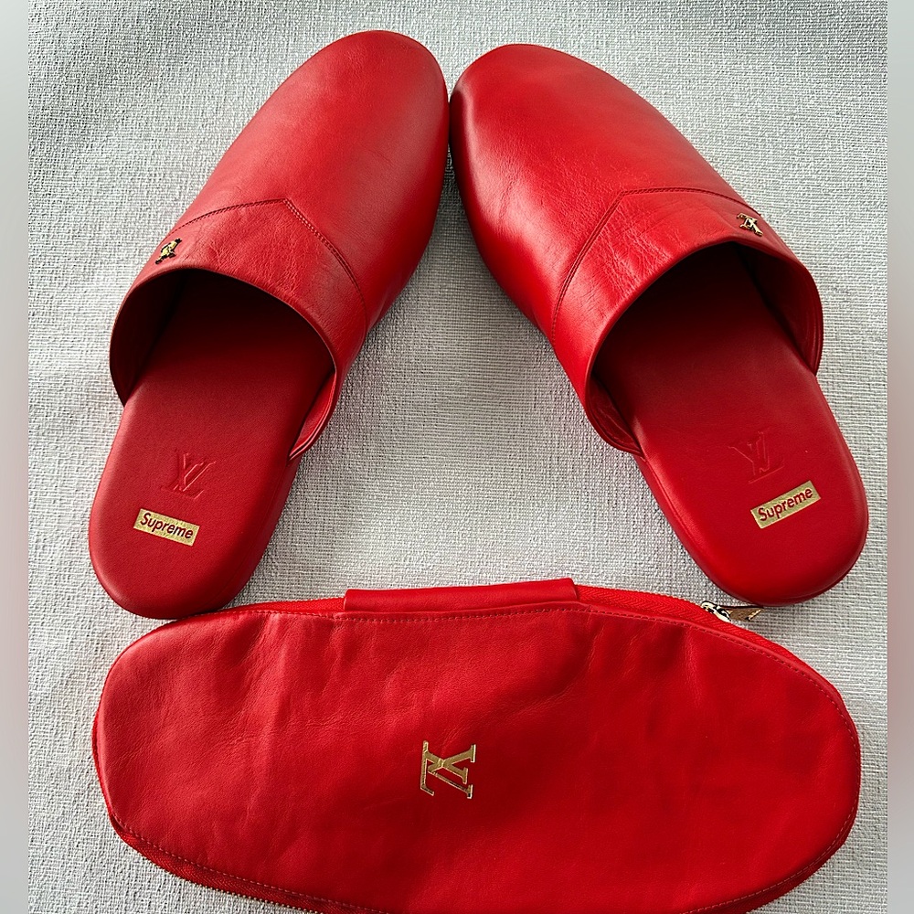 ❣️Louis Vuitton Men’s Leather X Supreme slippers size 7 (LV size)